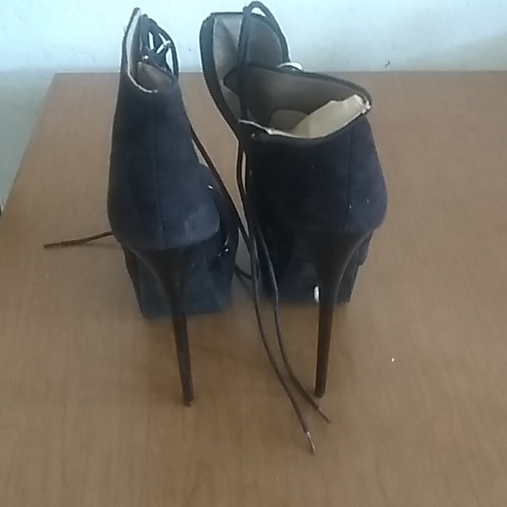 Heels - Picture 2 of 3